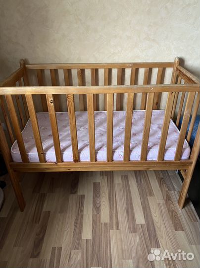 Детская кроватка с матрасом и бортиками