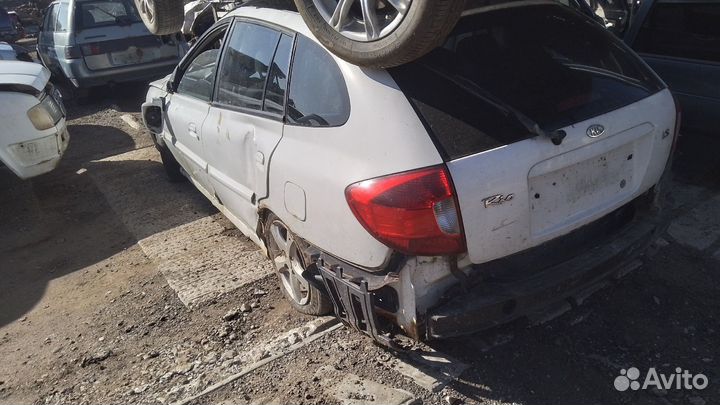 В разборе Kia Rio 1