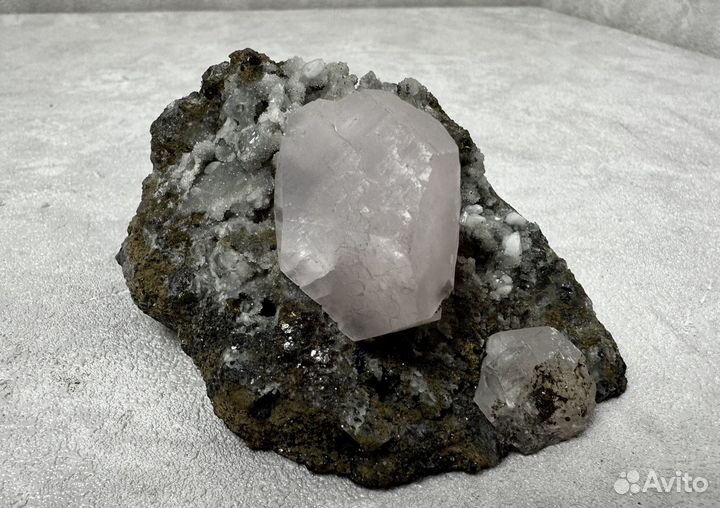 Кристалл розового кальцита