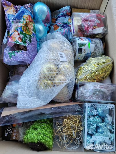 Коробка с новогодними игрушками