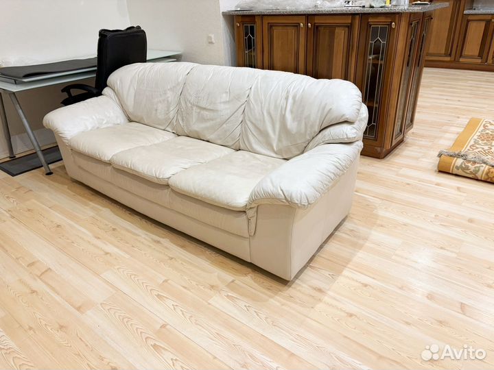 Кожаный диван