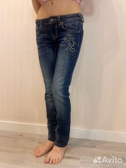 Джинсы с заниженной талией со стразами