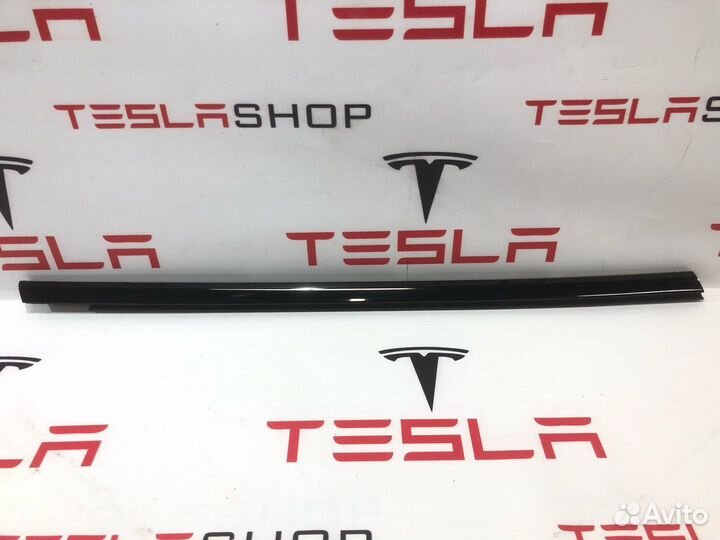Молдинг двери передней правой Tesla Model S