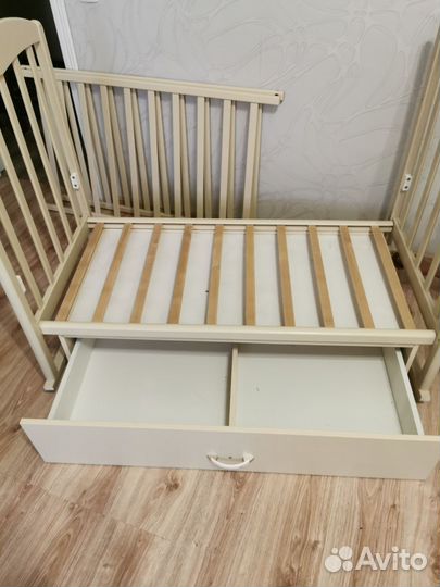 Детская кроватка с маятником и ящиком
