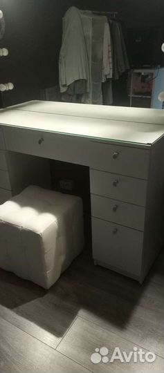 Трюмо с зеркалом для визажиста