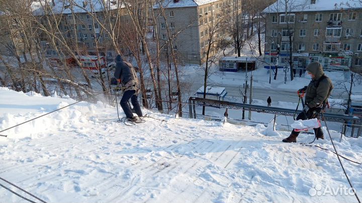 Уборка снега с крыш. Сбивали сосулек