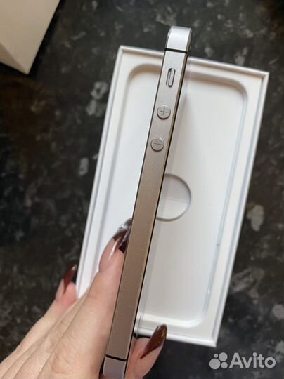 Телефон iPhone SE 64гб