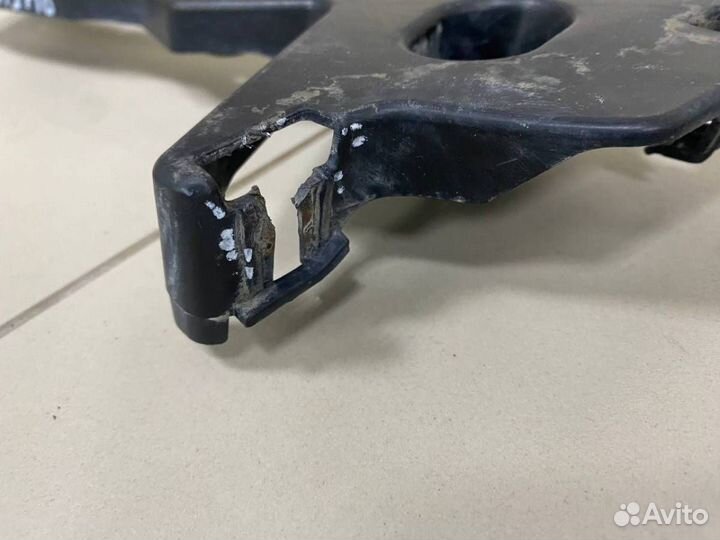 Направляющая заднего бампера правая Ford Focus 3 2011