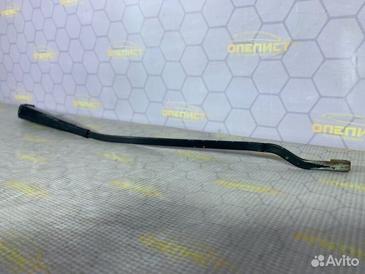 Щеткодержатель передний правый Opel Vectra A 1990