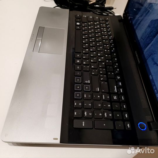 Ноутбук Samsung 17.3/SSD512/4озу/i3/Gt520MX