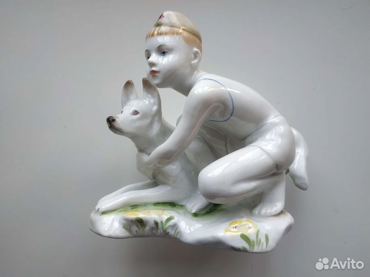 Статуэтка лфз Мальчик с собакой / Юный пограничник