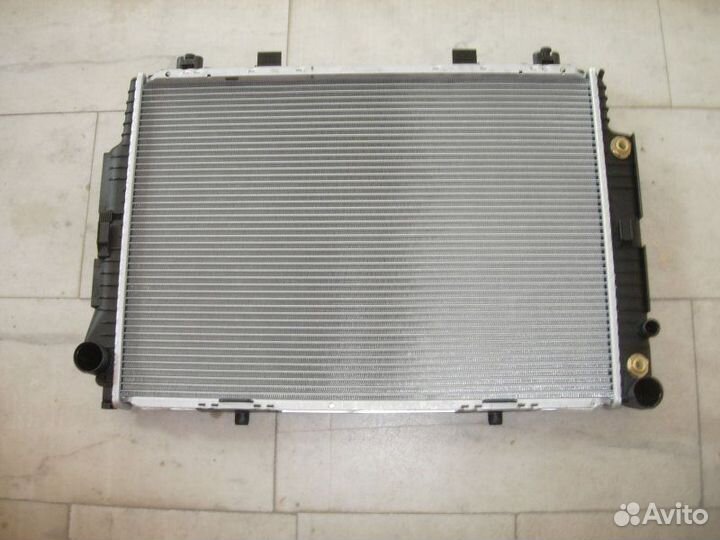 Радиатор охлаждения двигателя передний Mercedes