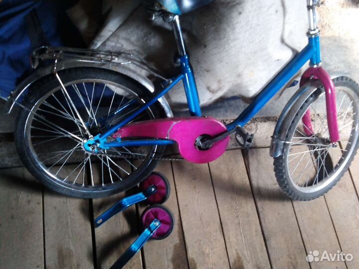 Детский велосипед с дополнительными колесами