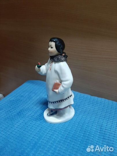 Фарфоровая статуэтка Якутка с цветком, книгой СССР