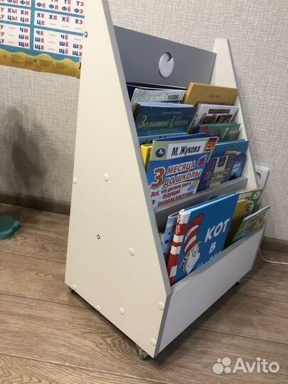 Полка для книг монтессори