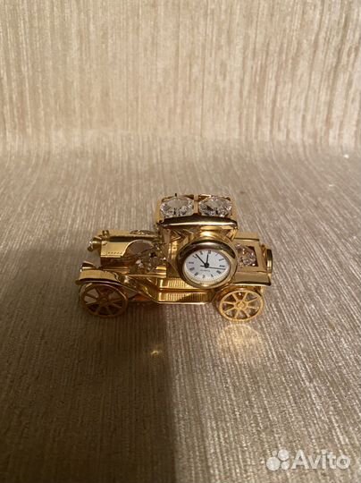 Позолоченная модель машины с кристаллами Swarowski