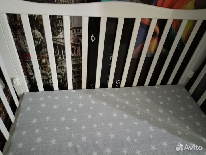 Детская кроватка с маятником и ящиком