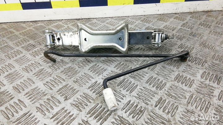 Домкрат на KIA Sorento 1