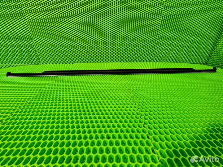 Молдинг стекла двери задний левый Volkswagen