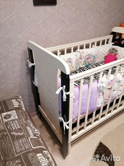 Детская кроватка с маятником и ящиком