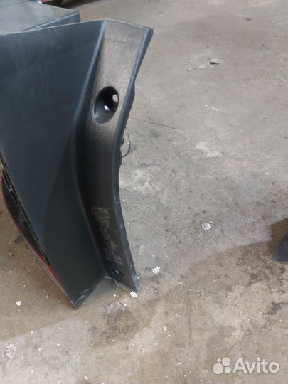 Задние фонари на левой нет стекла