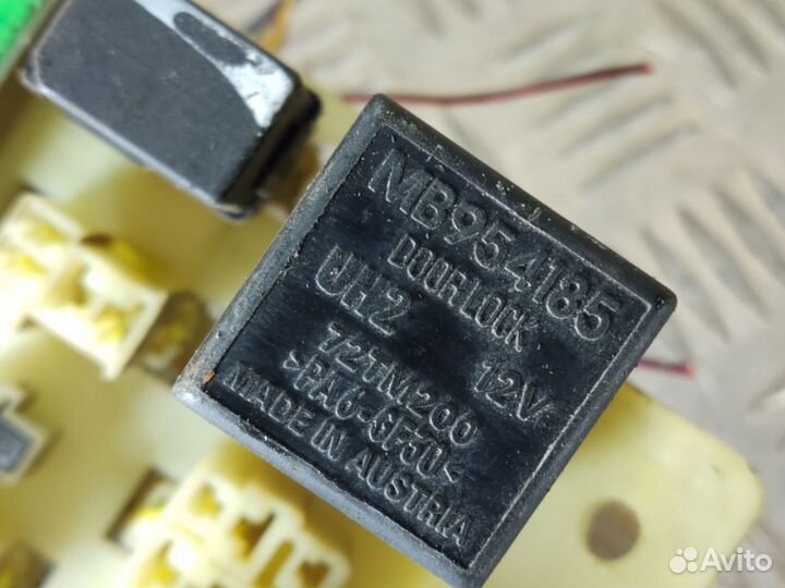 Блок предохранителей салонный Mitsubishi Carisma 2