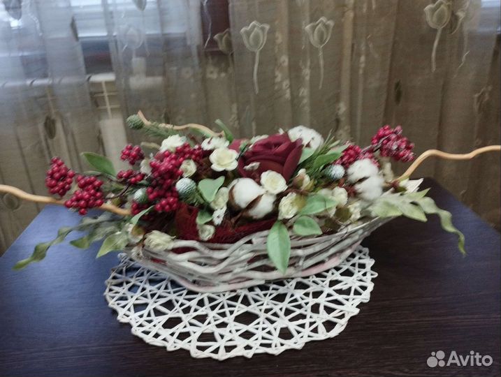 Большая композиция из искуственных цветов в лозе