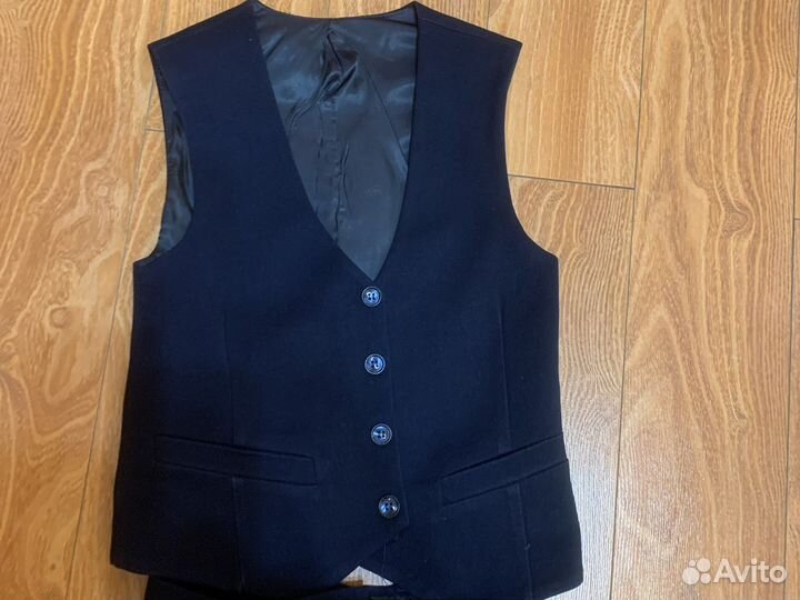 Продам костюм школьный р122+