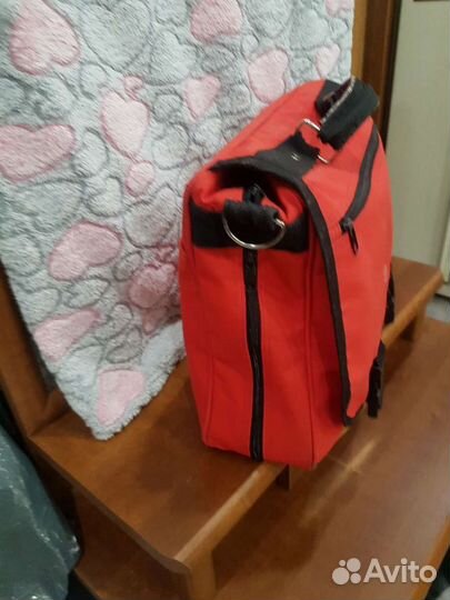 Портфели чёрный и красный