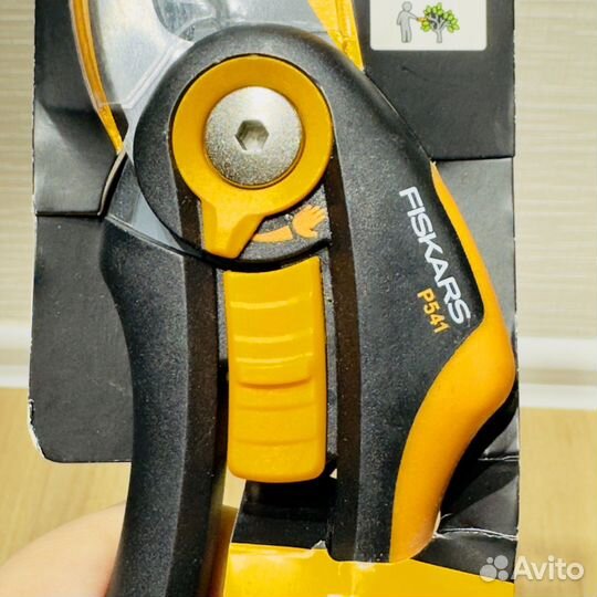 Секатор Fiskars Plus Smartfit P541