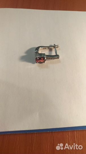 Серьга серебряная с гранатом и фианитами (одна)