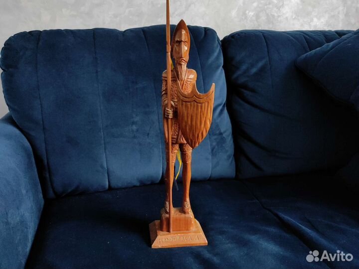 Фигурки и статуэтки из дерева