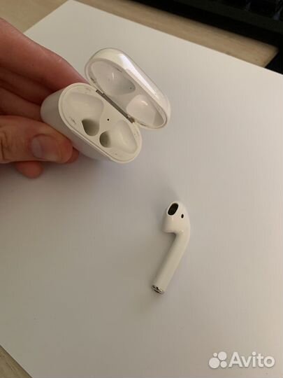 Кейс и левый наушник airpods 2