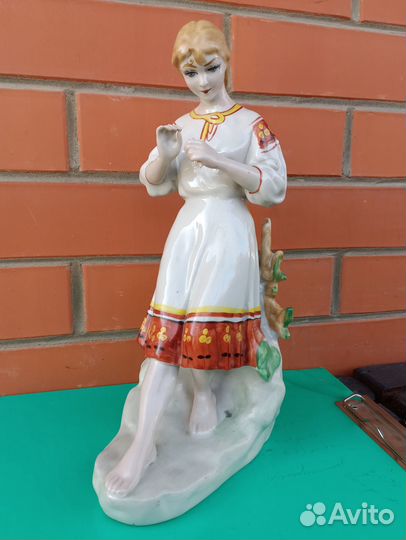 Фарфоровая статуэтка Гадание на ромашке