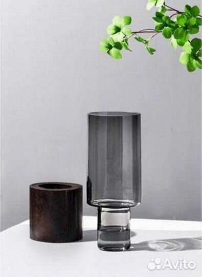 Стеклянная ваза для цветов с деревянным основанием