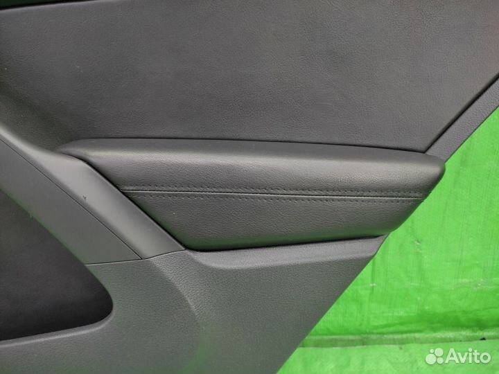 Обшивка зад. прав двери кожа + ручка Tiguan 07-16