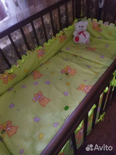 Детская кроватка с маятником и ящиком