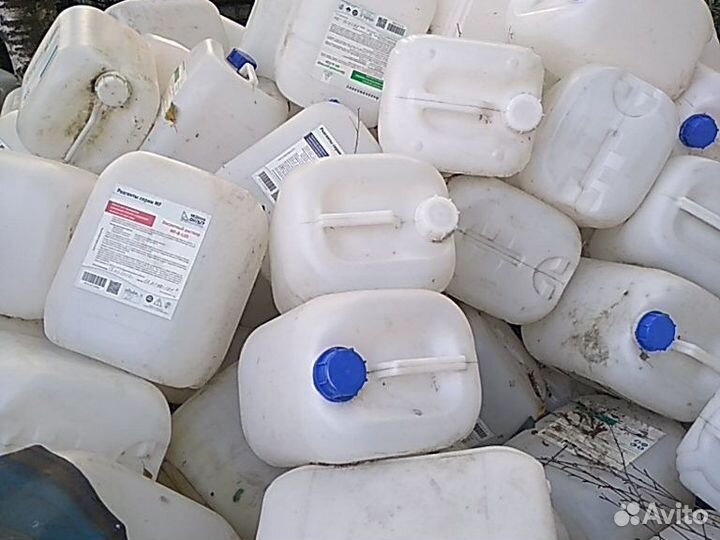 Канистры из-под дизельного топлива