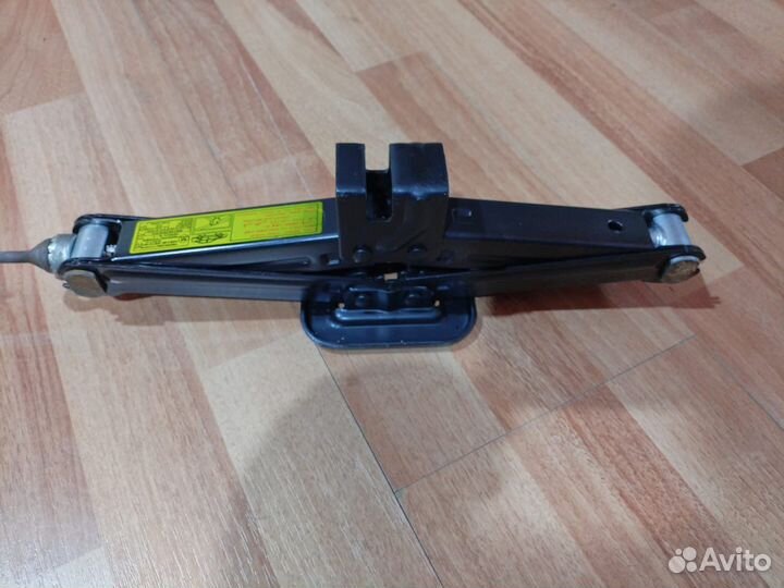 Домкрат автомобильный