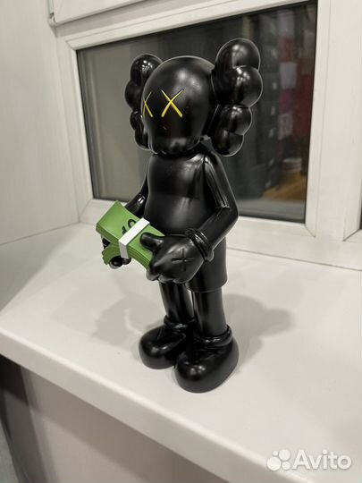 Игрушка kaws с деньгами