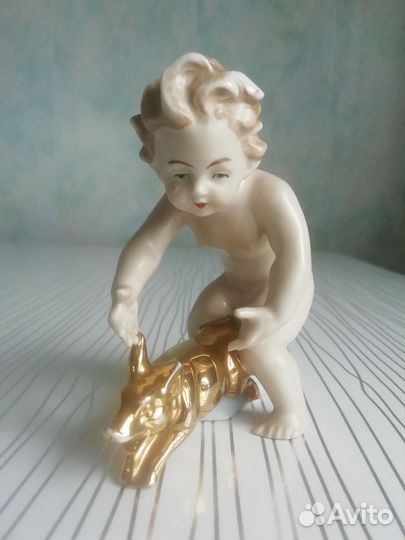 Статуэтка фарфор Путти с поросенком Германия