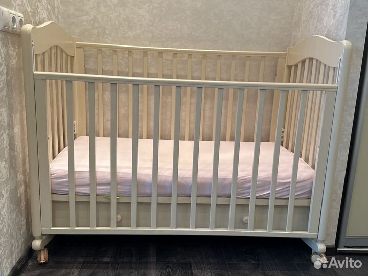 Детская кроватка с маятником и ящиком