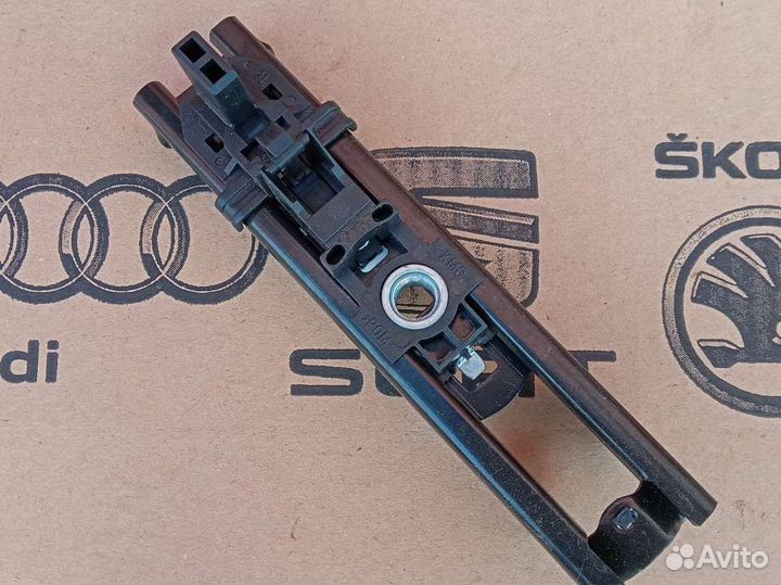 Механизм регулировки ремня левый Шкода Рапид