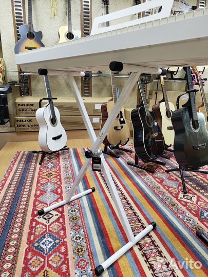 Стойка для синтезатора белая