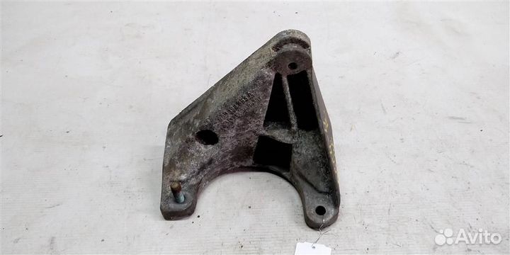 Кронштейн двс правый Audi A6 C4 94-97г