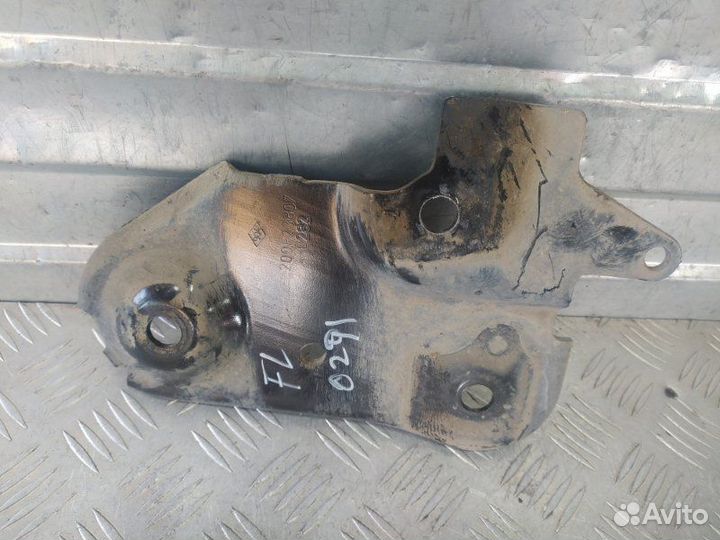 Кронштейн подрамника передний левый Renault Duster