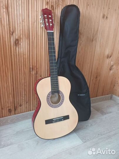 Классическая гитара с чехлом