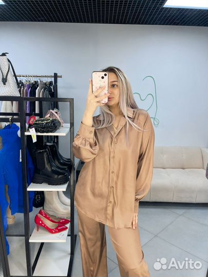 Костюм брючный женский атласный