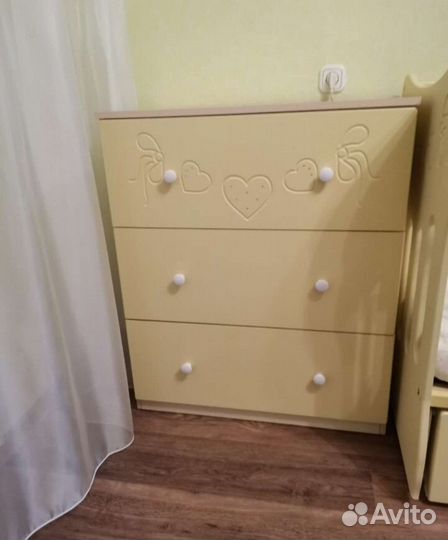 Детская кроватка с маятником и комод