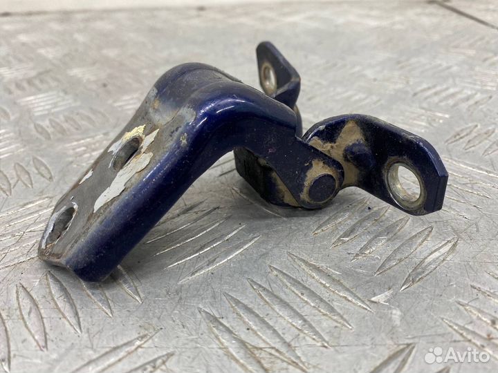 Б/У петля двери задний левый Mazda Demio 2 DY3W